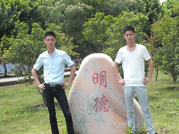 雙胞胎在新華