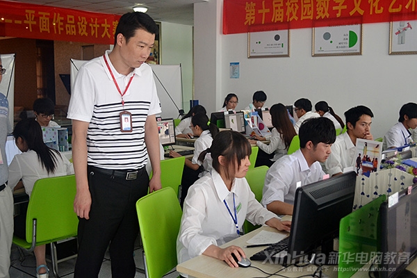 教務處費群主任觀看中