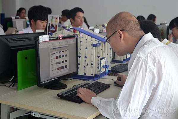學子正在專注的比賽中