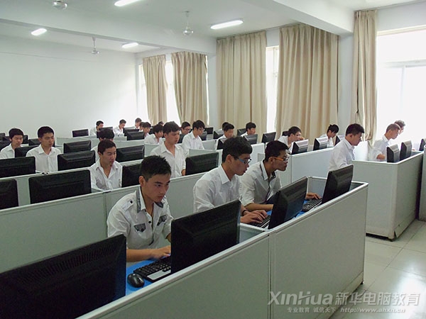學子們正在聚精會神地比賽