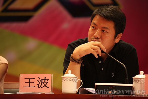 現(xiàn)場(chǎng)評(píng)委對(duì)選手們的表現(xiàn)進(jìn)行專業(yè)點(diǎn)評(píng)