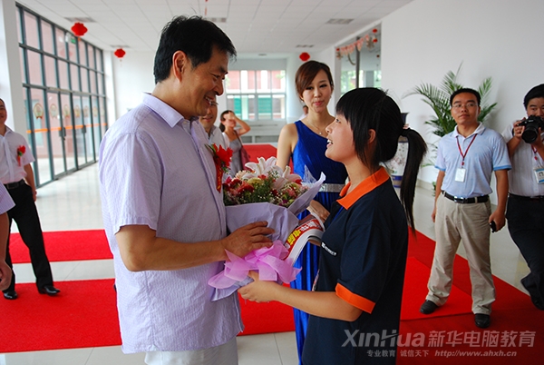 著名表演藝術(shù)家濮存昕來到安徽合肥受到安徽新華電腦電腦專修學(xué)院師生的熱烈歡迎
