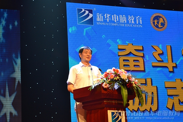 著名表演藝術(shù)家濮存昕老師為臺下的觀眾演講